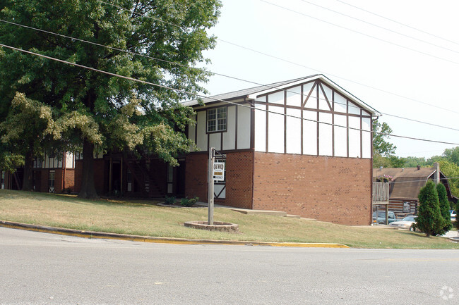 Building Photo - 426 S Bosse Ave