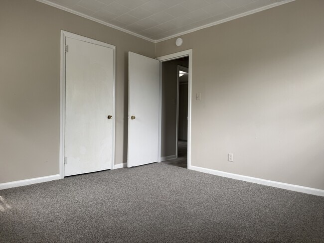 Building Photo - 406 E Park Dr