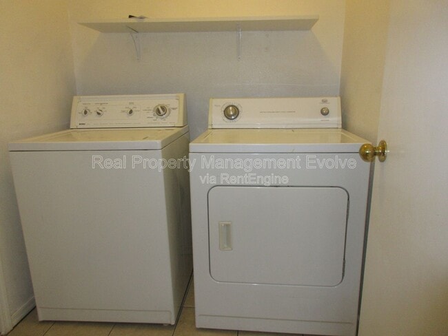 Building Photo - 1560 W Cindy St