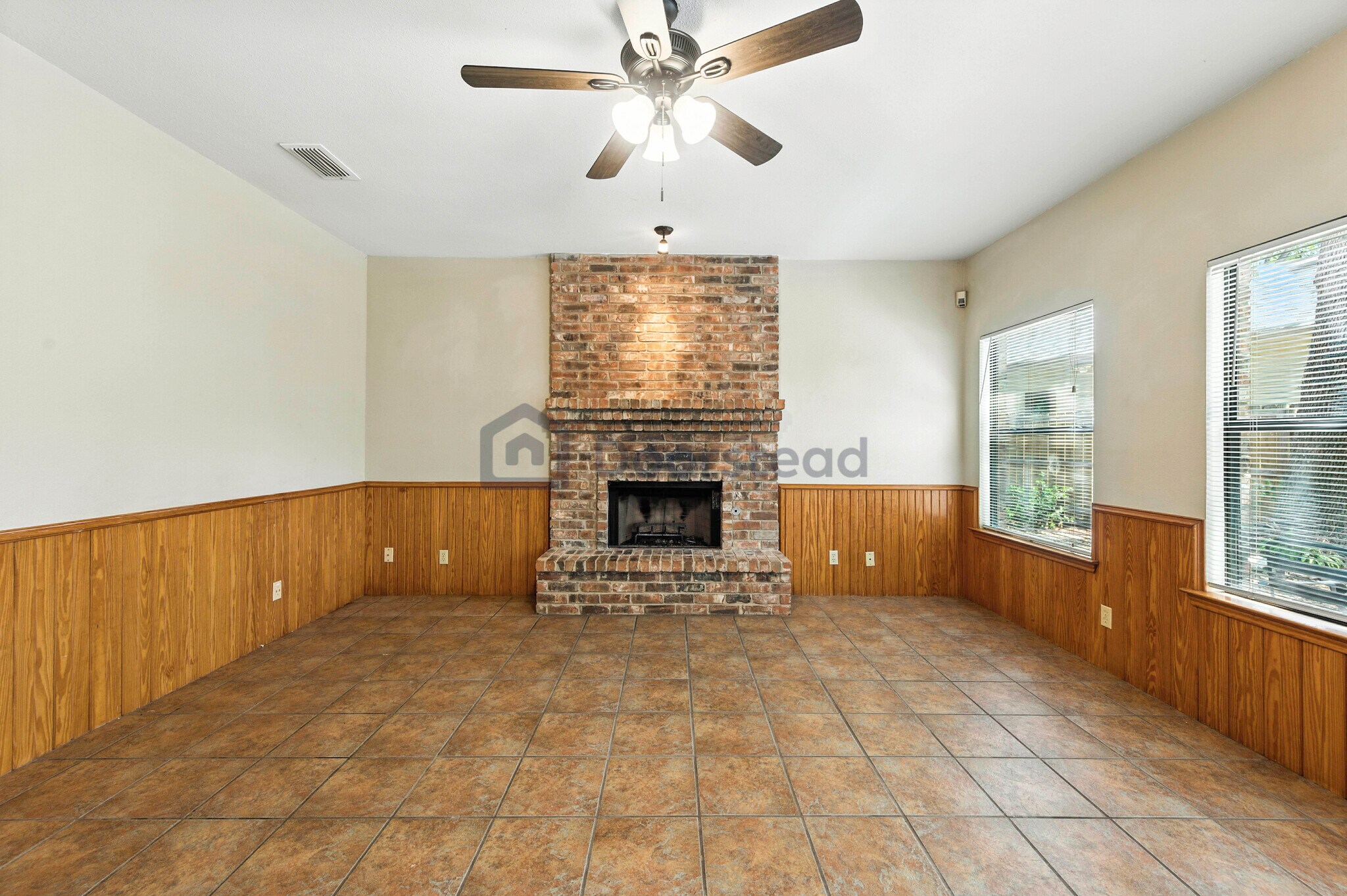 Building Photo - 2326 Oak Castle