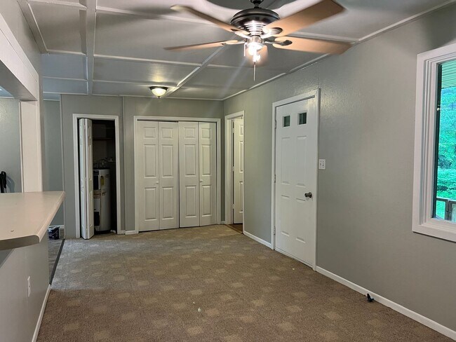 Building Photo - 1 BED 1 BATH PRIVATE RETREAT!