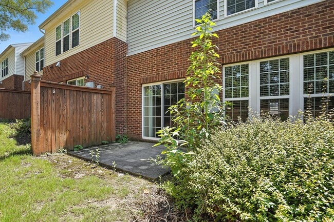 Building Photo - WONDERFUL TOWNHOUSE IN CARY-3 BEDROOMS 2 1...