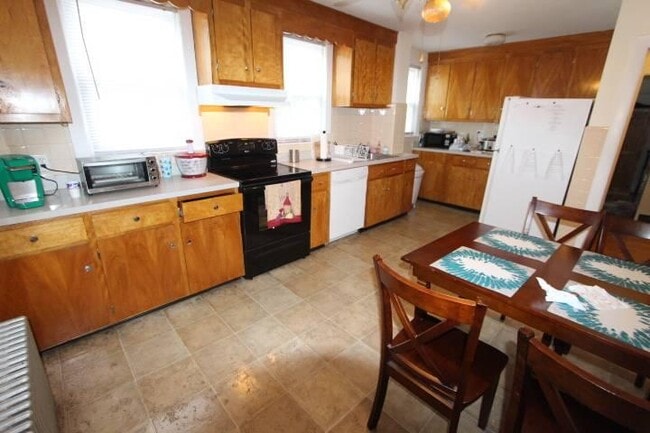 Building Photo - 3.0 bedroom in Cambridge Massachusetts 02139