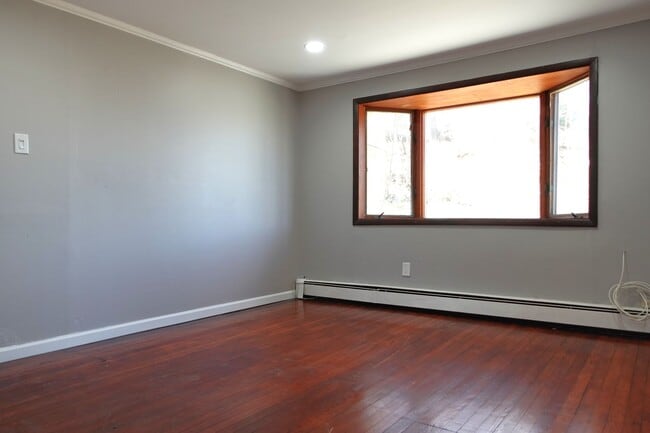 Building Photo - Super Cute 2 Bedroom Cottage