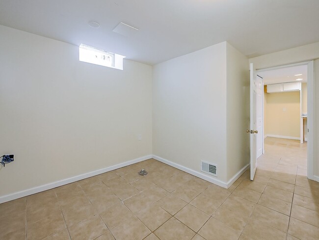 Building Photo - Spacious 3BR Home with Expansive 1-Acre Lot!