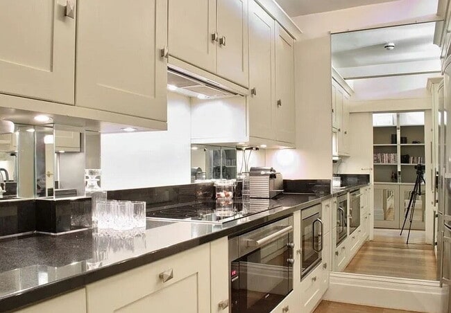 Building Photo - Lovely one bedroom one bath unit.