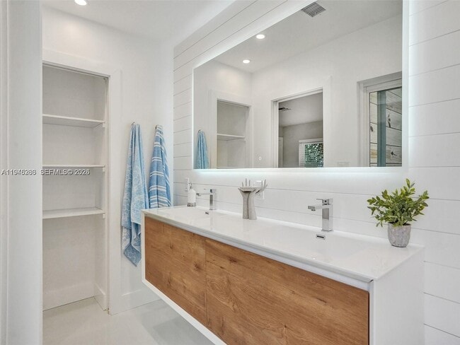 Building Photo - 620 W Palmetto Park Rd