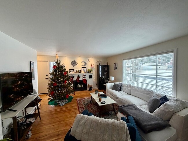 Building Photo - 3 Bed 1.5 Bath Single Family Home in Scholfield