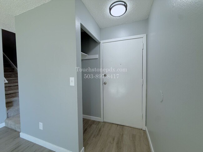 Building Photo - Bright East Portland 3 Bed Apartment Home with Two-Level Layout and Assigned Parking