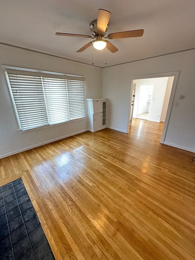 Building Photo - Quaint Craftsman House w/Garage, fenced yard, available now for 1 year lease to start!!!