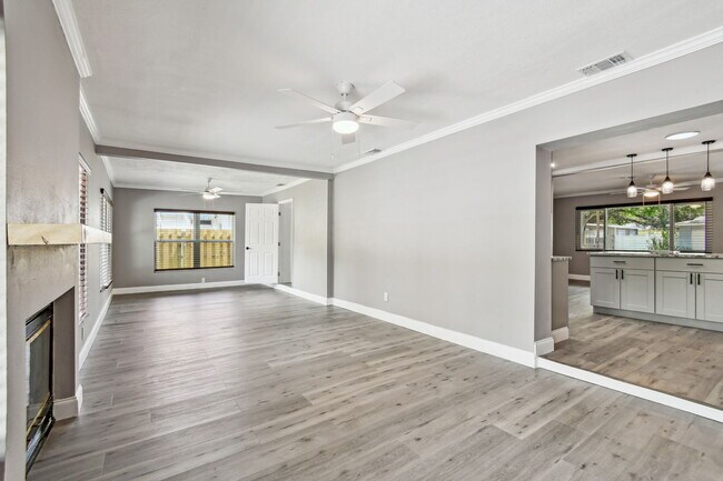 Building Photo - 528 Manor Dr