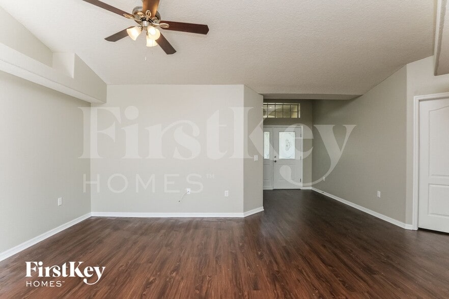 Building Photo - 10121 Briar Cir