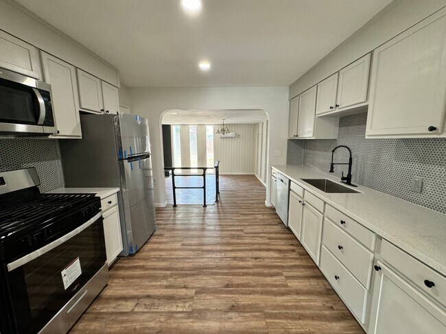 Building Photo - MOVE IN SPECIAL 4 Bedroom 2 bath