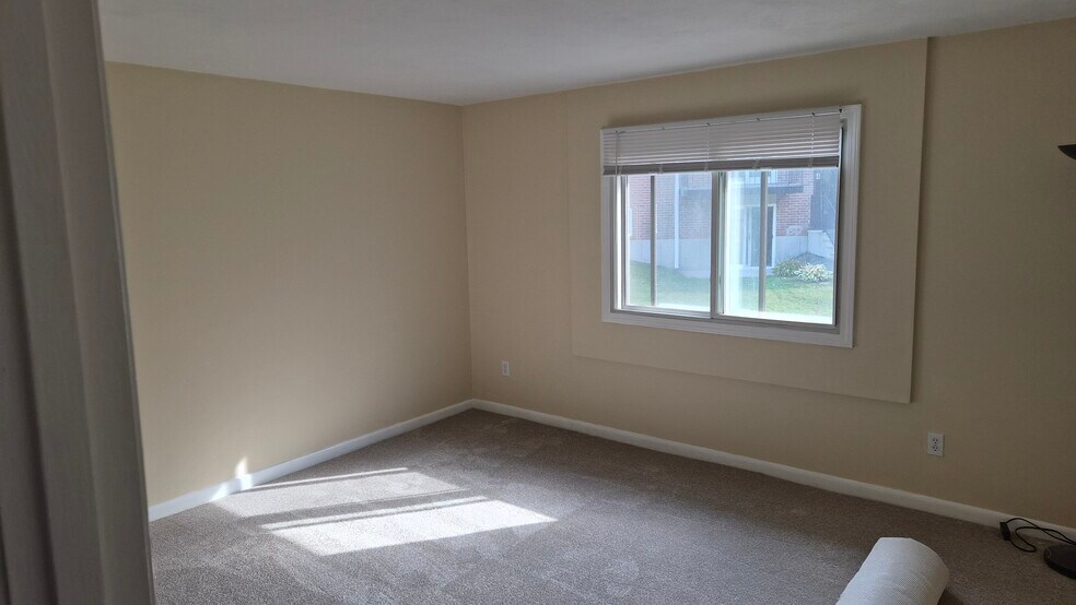 Building Photo - 176 Maple Ave