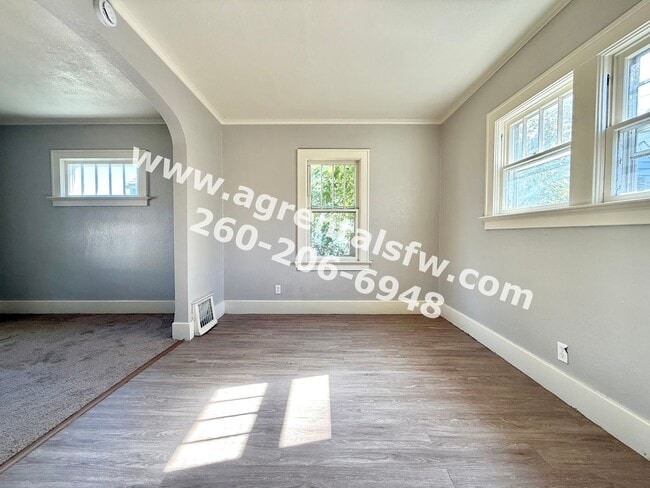 Building Photo - 2 Bedroom House