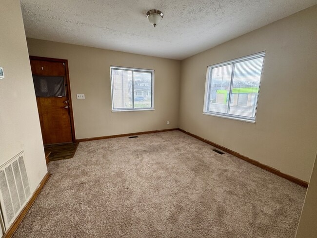 Building Photo - 327 1/2 2nd Ave