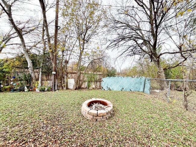 Building Photo - 211 W Bobwhite Ln