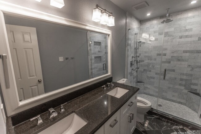 Building Photo - Stunning 5 bedroom 3 full bath home in the...