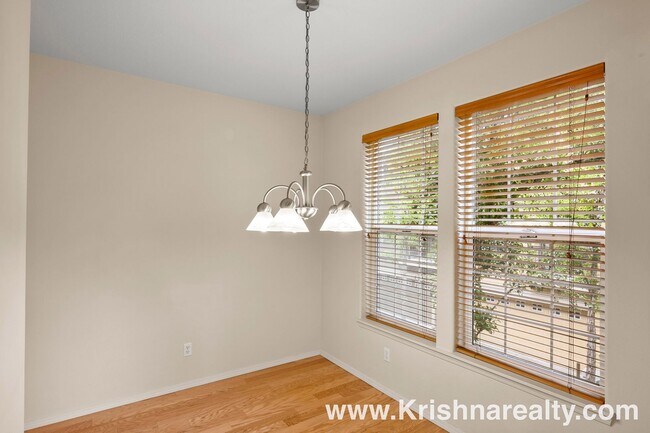 Building Photo - Orenco Gardens Townhome: 3BD, 2BA, 2-Car G...