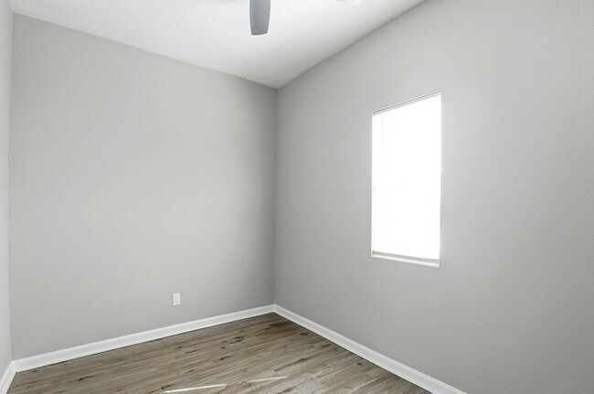 Building Photo - 1230 Hammond Ave