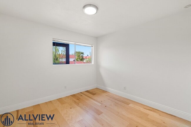 Building Photo - Renovated 2 Bedroom, 1 Bathroom Available ...