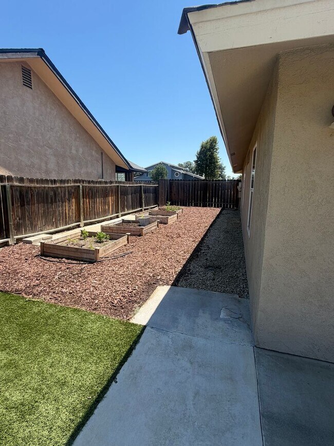 Building Photo - Stunning 4 bedroom, 2 bathroom with a Pool and Solar