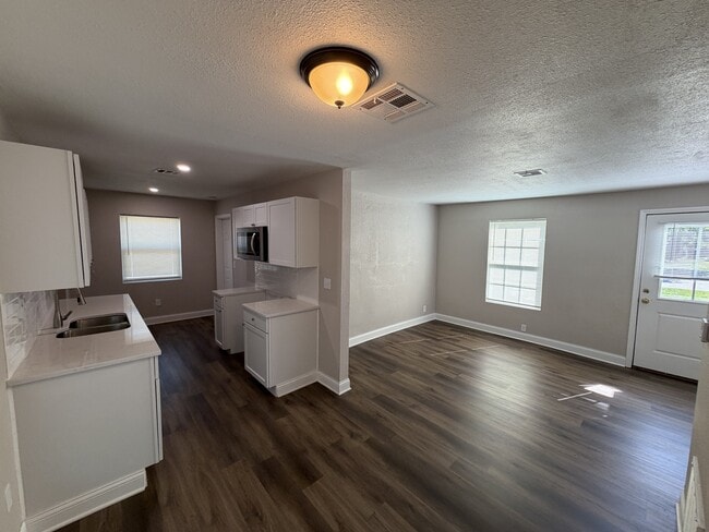 Building Photo - 1557 N Volutsia