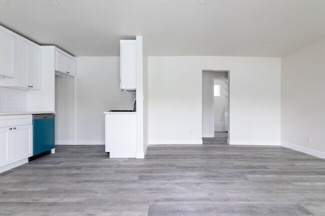 Building Photo - Newly Renovated 1 and 2 Bedroom apartments