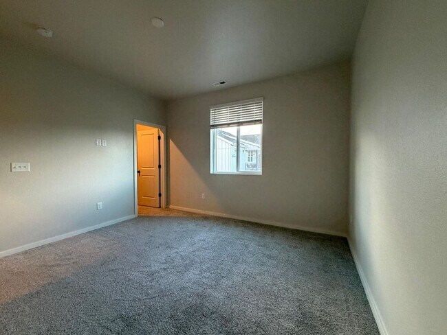 Building Photo - 569 Vicot Wy