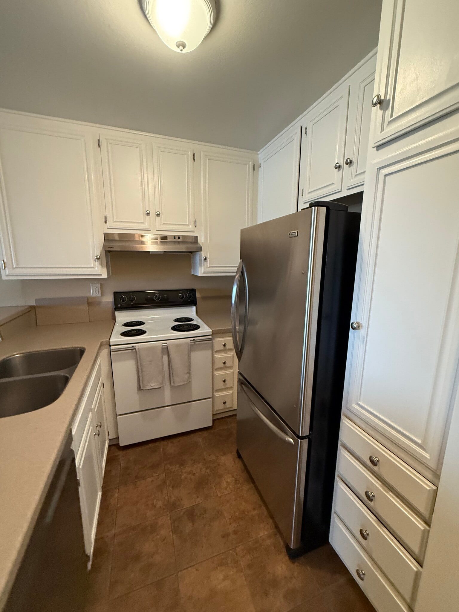 Building Photo - 6930 Hyde Park Dr