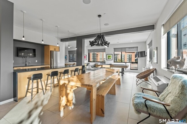 Building Photo - 19 Day St