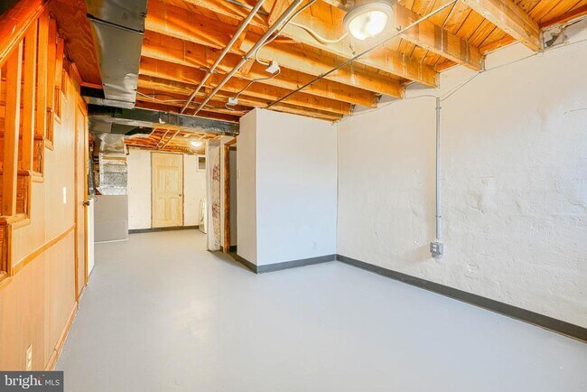 Building Photo - 6905 Bank St