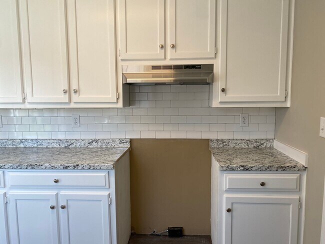 Building Photo - Charming 3-Bedroom Brick Home with Modern ...