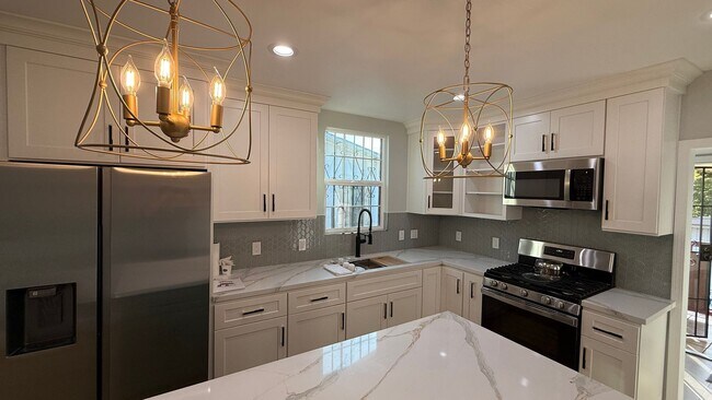 Building Photo - EPIC REA: Charming 2 Bed/ 1 Bath Home in O...