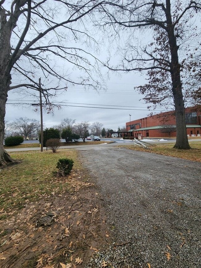 Building Photo - Beautiful and Spacious 3BR 2BA Home w/ Remodeled Kitchen • Patio & Fenced Yard in St. Matthews