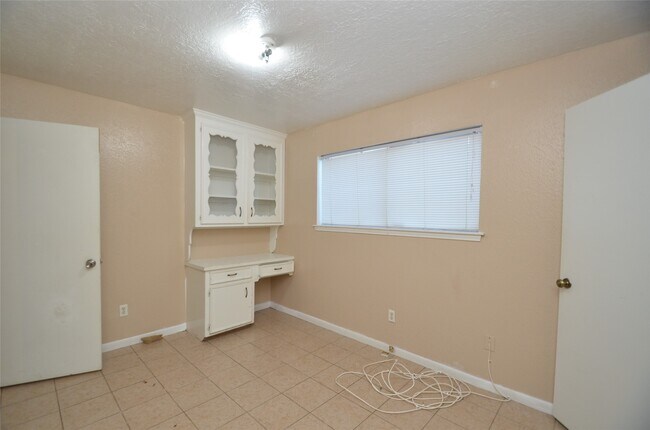 Building Photo - 439 Breeze Park Dr