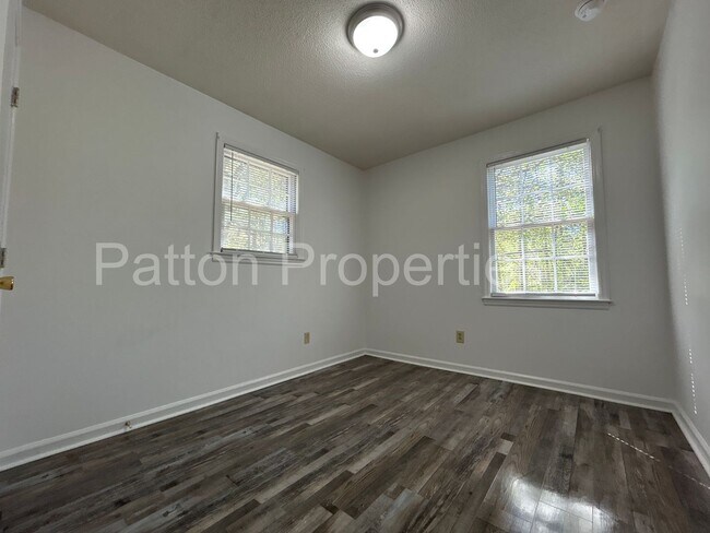 Building Photo - Barony Home