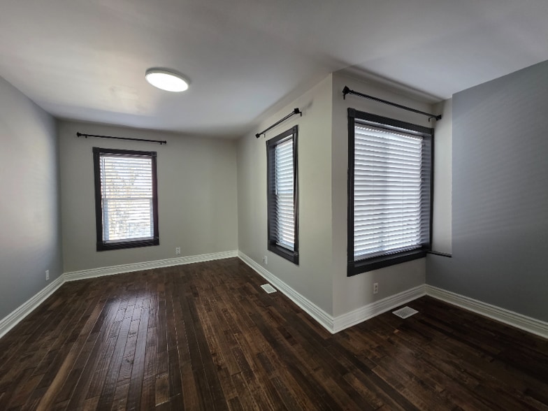 Building Photo - 116 E 27th St