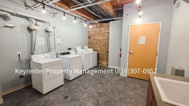 Building Photo - Cozy Downtown Studio | Heart of the City