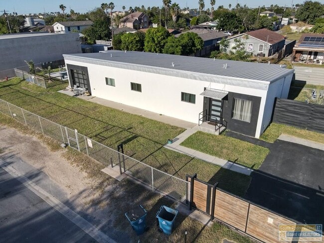 Building Photo - 711 S Shore Dr