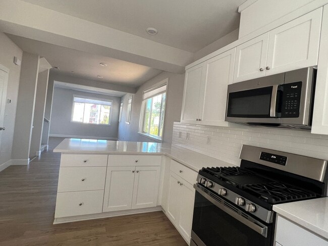 Building Photo - Beautiful 4 Bedroom 3.5 BA Home! Mother in Law Suite, Attached Garage & Top floor Bonus Room!