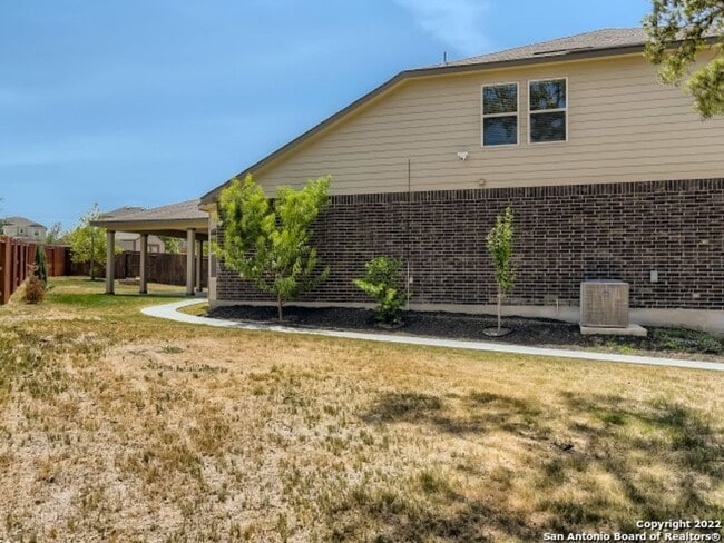 Building Photo - 5 Bedrooms with Tons of Indoor and Outdoor...