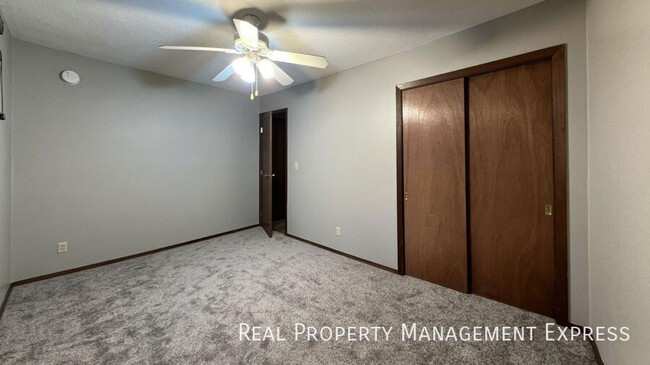 Building Photo - Spacious 2 Bedroom Apartment with Modern U...