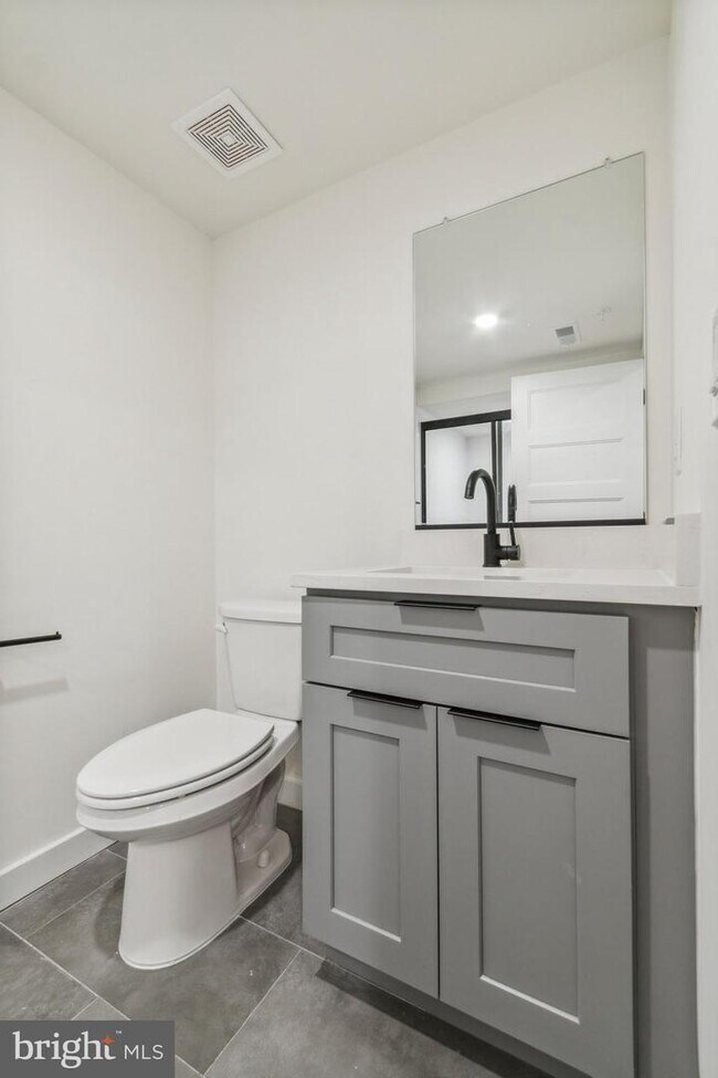 Building Photo - 6211 Woodbine Ave