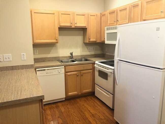 Building Photo - 2 Bedroom 2 Bath Condo in Radcliffe Place ...