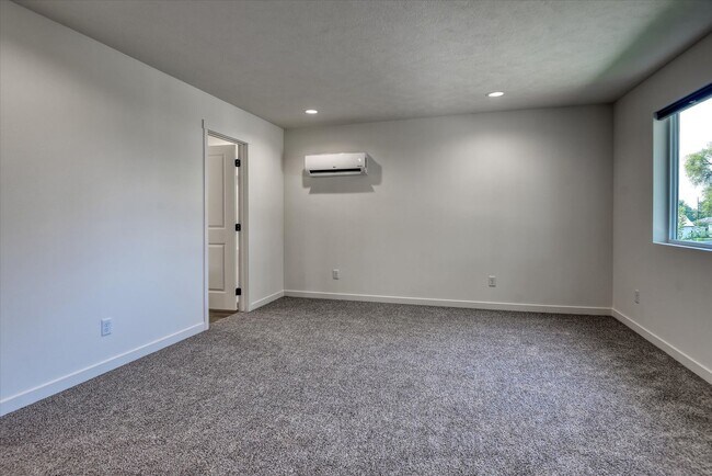 Building Photo - E. 7th Duplex