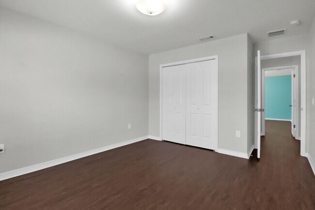 Building Photo - 8402 Island Dr