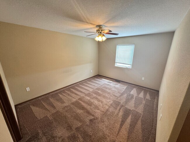 Building Photo - Welcome to Comfortable Living – Spacious, Pet-Friendly Home with Great Amenities