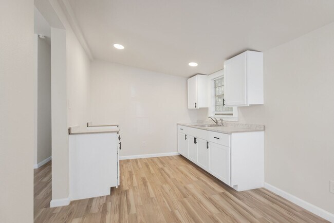 Building Photo - 1710 N Navidad St