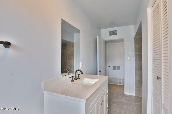 Building Photo - 345 W Windsor Ave